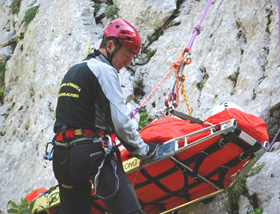 Claudio Ghezzi, l'alpinista dei record muore scalando la Grigna per aiutare un'amica: era arrivato in vetta 5.600 volte