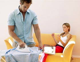 uomo stira sciopero donne